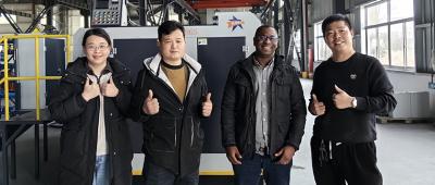 Клиентите посещават фабрика за восък